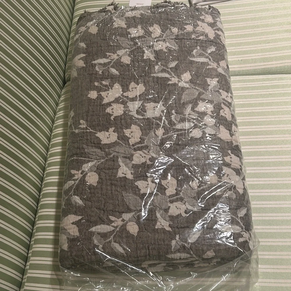 Mushroom Gray + Cream Quilted Cover Winter’s Floral Size Queen New With Tags